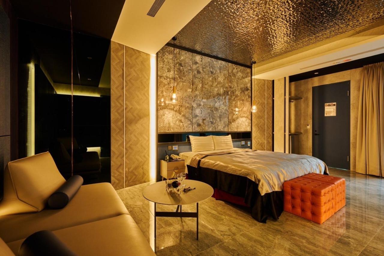In Night Hotel Tchaj-čung Exteriér fotografie