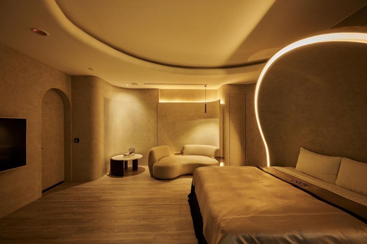 In Night Hotel Tchaj-čung Exteriér fotografie