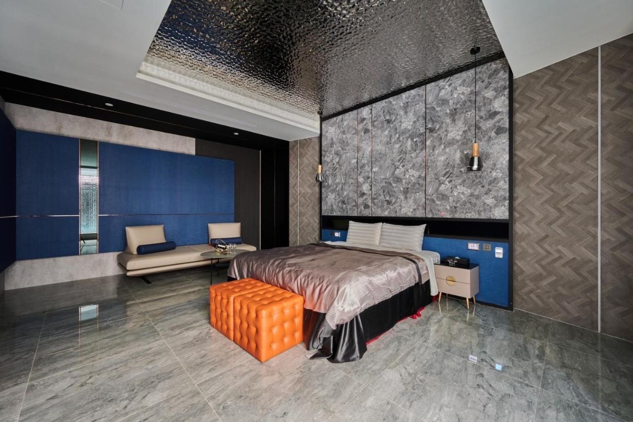 In Night Hotel Tchaj-čung Exteriér fotografie