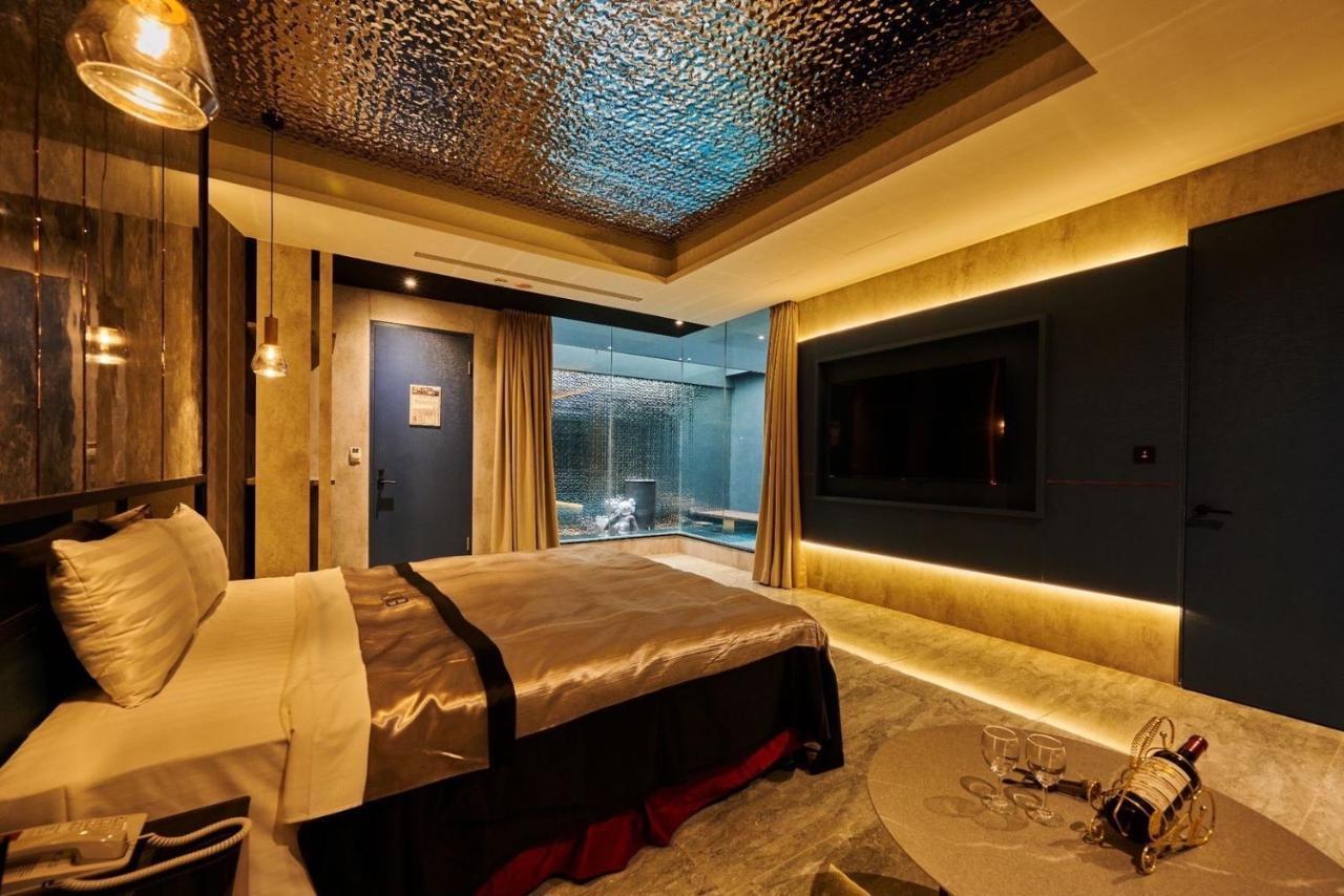 In Night Hotel Tchaj-čung Exteriér fotografie